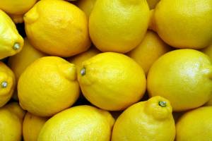 В Астрахани проверят баснословные цены на лимоны и имбирь в одном из популярных магазинов
