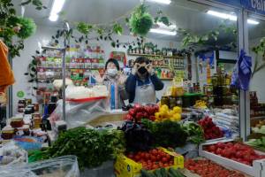 Ситуация на Татар-базаре: астраханцы толпятся в очереди, лимоны по 500 рублей