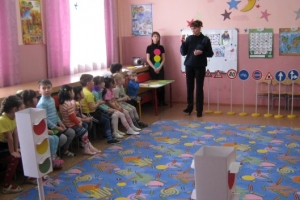 В Астраханской области полицейские учат Правилам дорожного движения воспитанников детских садов