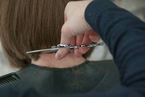 В астраханской парикмахерской тайно принимали клиентов, несмотря на карантин