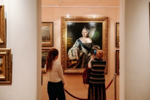 Астраханцы могут попасть в Красный зал картинной галереи онлайн