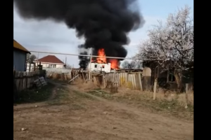 У многодетной семьи из Красноярского района сгорел дом