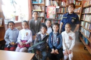 В сельской библиотеке прошел информационно - познавательный   час на  тему  «Дети в  безопасности» (Приволжский район)