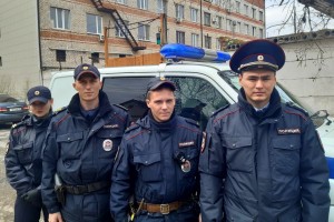 Астраханские полицейские и спасатели помогли 11 жильцам выбраться из горящего дома