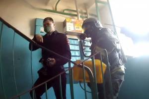Маленькая девочка, парень с астмой и три женщины оказались заблокированными в многоэтажке: стали известны подробности страшного пожара в Астрахани