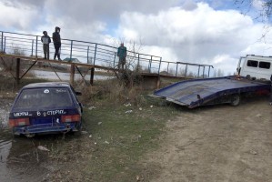 В Астраханской области подросток за рулём «Лады» угодил в реку, сбегая от полиции