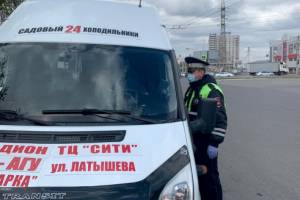 В Астрахани проверяют пассажиров маршруток на спецпропуска и маски