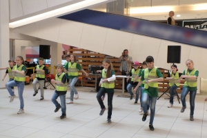 В Астрахани прошел танцевальный флешмоб, направленный на популяризацию использования в одежде светоотражающих элементов