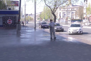 В Астрахани моют улицы