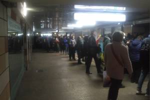 Из-за введения пропускного режима образовались очереди на входах в метро в Москве