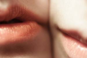 Внимание на губы. Симптом коронавируса, при котором надо срочно вызывать «скорую»