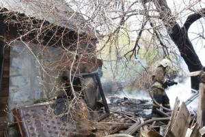 В Астрахани потушили пожар в двух жилых домах