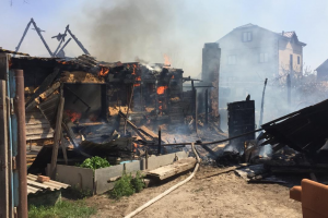 В Астрахани в крупном пожаре сгорело 8 хозяйственных построек