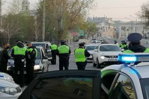 В Астрахани проходит тотальный рейд — полицейские проверяют у водителей пропуска