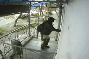В Астрахани охранник с пистолетом напал на магазин