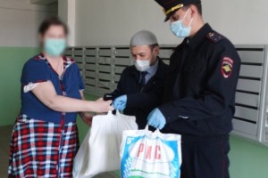 Сотрудники полиции доставляют продукты сидящим на карантине