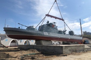 В Астрахани на стрелке реки Волги установили памятник воинской доблести моряков