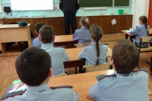 В Астраханской области сотрудники ГИБДД провели занятие с учениками полицейского класса