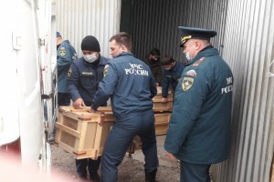 Спасатели МЧС получили в дар от рабочих ЖД защитные костюмы