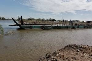 В Астрахани сорвало понтонный мост