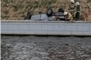 Машина едва не оказалась в канале. Появилось видео с места серьезного ДТП в Астрахани