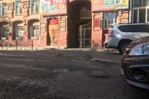 Дороги в самом центре города Астрахани терпят бедствие