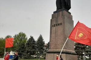 Коммунисты и комсомольцы в красных масках в центре Астрахани отметили юбилей Ленина