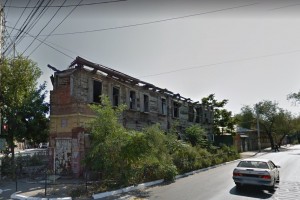 Администрацию Астрахани заставят снести сгоревший дом
