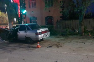 В Ахтубинске лишенный прав водитель врезался в дерево