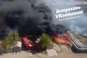 В Астрахани полыхает крупный пожар