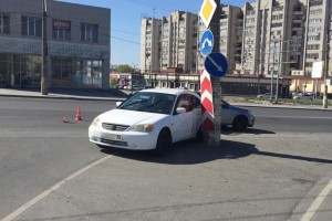 В Астрахани в результате аварии легковушка врезалась в столб