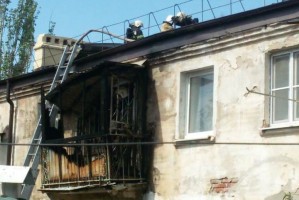 На улице Немова загорелся балкон, пострадала женщина