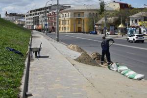 В Астрахани благоустраивают променадные зоны на откосах кремля