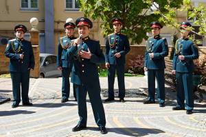 Военные на улицах поют песни самоизолированным россиянам
