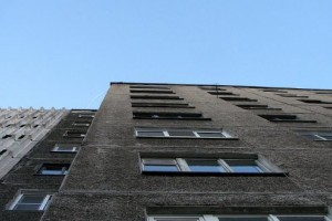 В Астрахани мужчина упал с 5 этажа