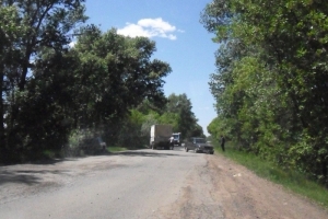 В Астраханской области водитель иномарки не справился с управлением и врезался в дерево