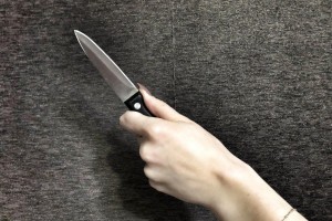 Астраханка отомстила за сына и ударила женщину ножом