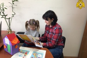 Сотрудники Омского МЧС России в домашних условиях учат детей правилам безопасности