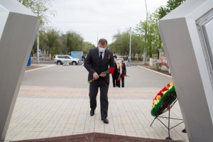 Астраханский губернатор возложил цветы к памятнику на Аллее воинской славы