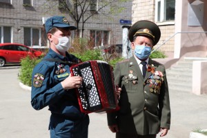 Сотрудники МЧС России поздравили с 75-летием Дня Победы участников боевого и трудового фронта