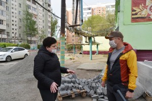 Мария Пермякова проверила ход ремонта дворовых территорий