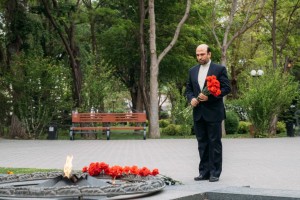 Представители Ирана, Казахстана и Туркменистана в Астрахани возложили цветы к Вечному огню