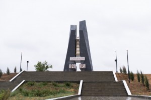 Астраханский губернатор почтил память солдат 28-й армии, погибших под Хулхутой