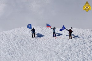 В честь Дня Победы спасатели МЧС развернули флаг России на вершине Авачинского вулкана (видео)