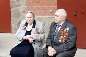 «Не могу говорить без слез»: в астраханском дворе соседи поздравили своих ветеранов с Победой