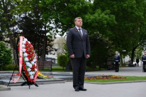 Астраханский губернатор возложил цветы к Вечному огню в Братском саду