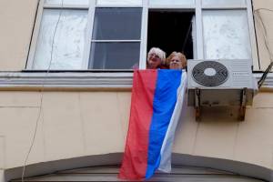 Астраханцы спели «День Победы» с балконов