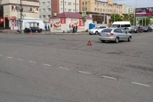 В Астрахани иномарка отлетела в пешехода на остановке