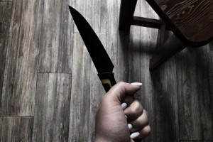 Астраханец не хотел устраиваться на работу и получил ножом в спину