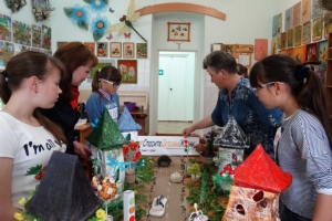 В Астраханской области школьники рисовали песком на световых стёклах, призывая взрослых спасти детские жизни